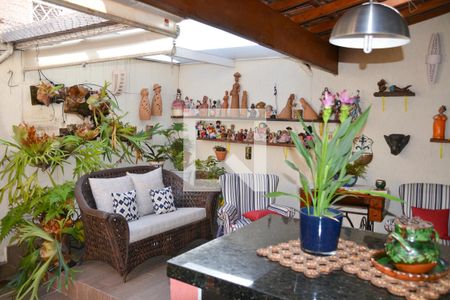 Casa à venda com 161m², 3 quartos e 4 vagas Casa à venda com 161m², 3 quartos e 4 vagasÁrea externa