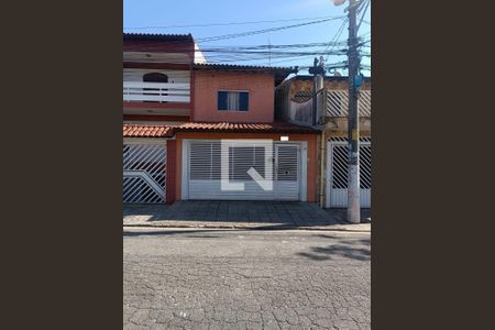 Casa à venda com 215m², 4 quartos e 2 vagas Casa à venda com 215m², 4 quartos e 2 vagasFachada