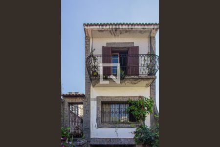 Casa à venda com 170m², 3 quartos e 6 vagas Casa à venda com 170m², 3 quartos e 6 vagasFachada