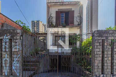 Casa à venda com 170m², 3 quartos e 6 vagas Casa à venda com 170m², 3 quartos e 6 vagasFachada