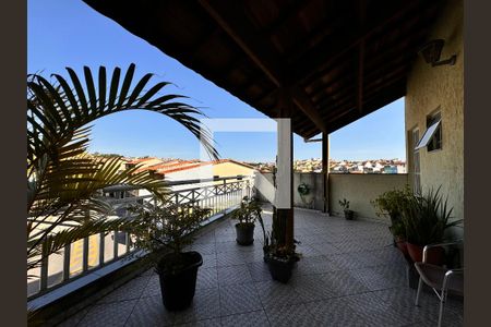 Casa à venda com 270m², 3 quartos e 2 vagas Casa à venda com 270m², 3 quartos e 2 vagasVaranda