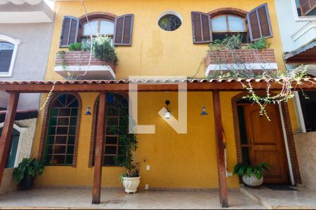 Casa de condomínio à venda com 90m², 3 quartos e 2 vagas Casa de condomínio à venda com 90m², 3 quartos e 2 vagasFachada