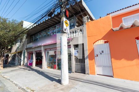 Casa à venda com 300m², 5 quartos e 3 vagas Casa à venda com 300m², 5 quartos e 3 vagasFachada