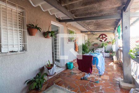 Casa à venda com 300m², 5 quartos e 3 vagas Casa à venda com 300m², 5 quartos e 3 vagasVaranda