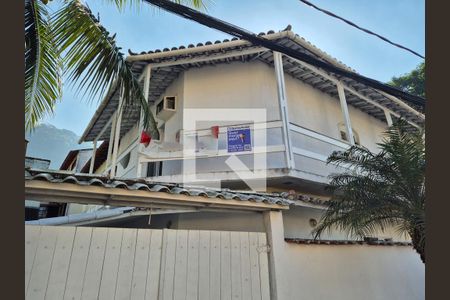 Casa de condomínio à venda com 265m², 3 quartos e 1 vaga Casa de condomínio à venda com 265m², 3 quartos e 1 vagaFachada