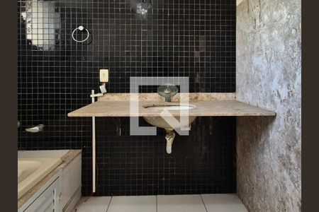 Casa de condomínio à venda com 265m², 3 quartos e 1 vaga Casa de condomínio à venda com 265m², 3 quartos e 1 vagaBanheiro