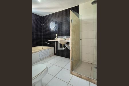 Casa de condomínio à venda com 265m², 3 quartos e 1 vaga Casa de condomínio à venda com 265m², 3 quartos e 1 vagaBanheiro