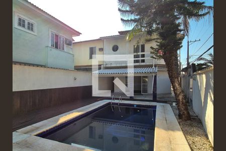 Casa de condomínio à venda com 265m², 3 quartos e 1 vaga Casa de condomínio à venda com 265m², 3 quartos e 1 vagaÁrea externa