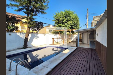 Casa de condomínio à venda com 265m², 3 quartos e 1 vaga Casa de condomínio à venda com 265m², 3 quartos e 1 vagaÁrea externa