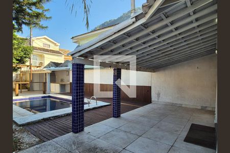 Casa de condomínio à venda com 265m², 3 quartos e 1 vaga Casa de condomínio à venda com 265m², 3 quartos e 1 vagaÁrea externa