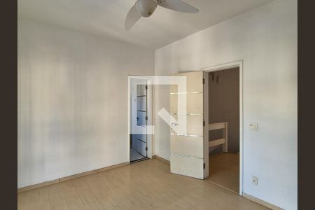 Casa de condomínio à venda com 265m², 3 quartos e 1 vaga Casa de condomínio à venda com 265m², 3 quartos e 1 vagaQuarto