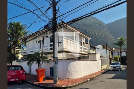 Casa de condomínio à venda com 265m², 3 quartos e 1 vaga Casa de condomínio à venda com 265m², 3 quartos e 1 vagaFachada