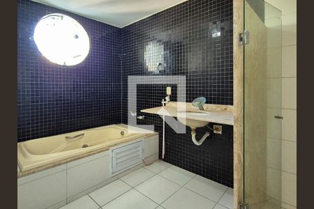 Casa de condomínio à venda com 265m², 3 quartos e 1 vaga Casa de condomínio à venda com 265m², 3 quartos e 1 vagaBanheiro