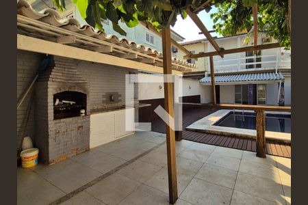 Casa de condomínio à venda com 265m², 3 quartos e 1 vaga Casa de condomínio à venda com 265m², 3 quartos e 1 vagaÁrea externa