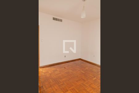 Casa à venda com 380m², 5 quartos e 6 vagas Casa à venda com 380m², 5 quartos e 6 vagasQuarto 3