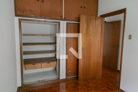 Casa à venda com 380m², 5 quartos e 6 vagas Casa à venda com 380m², 5 quartos e 6 vagasQuarto 2