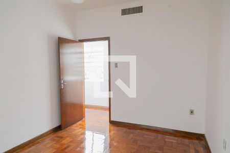 Casa à venda com 380m², 5 quartos e 6 vagas Casa à venda com 380m², 5 quartos e 6 vagasQuarto 4