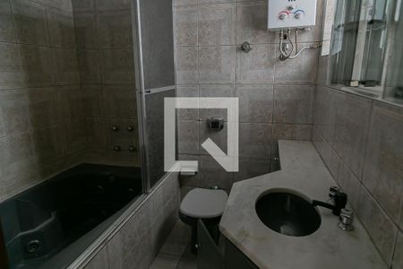 Casa à venda com 380m², 5 quartos e 6 vagas Casa à venda com 380m², 5 quartos e 6 vagasBanheiro da Suíte 1