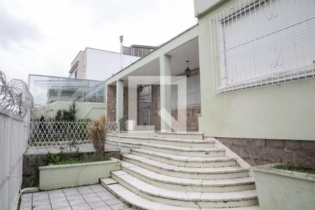 Casa à venda com 380m², 5 quartos e 6 vagas Casa à venda com 380m², 5 quartos e 6 vagasFachada