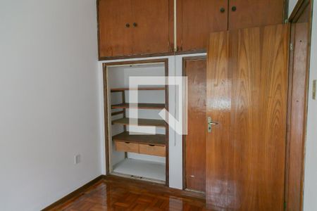 Casa à venda com 380m², 5 quartos e 6 vagas Casa à venda com 380m², 5 quartos e 6 vagasQuarto 2