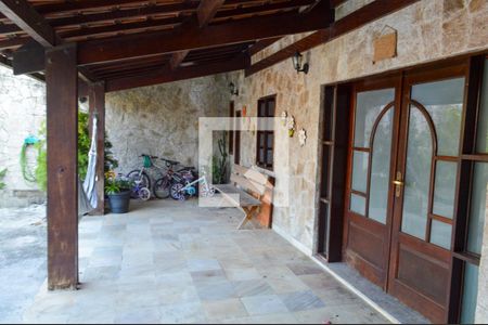 Casa de condomínio à venda com 150m², 3 quartos e 4 vagasVaranda