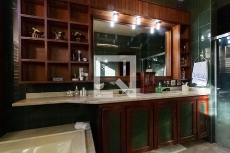 Casa à venda com 640m², 4 quartos e 6 vagasBanheiro da suíte 2 - Master