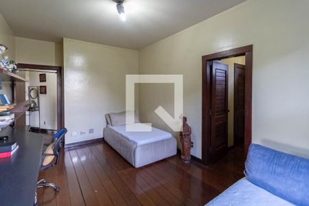 Casa à venda com 640m², 4 quartos e 6 vagasSemi suíte 