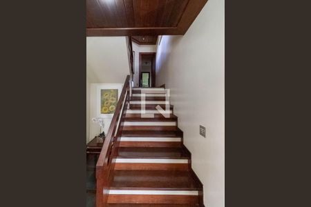 Casa à venda com 640m², 4 quartos e 6 vagasEscada