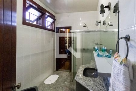 Casa à venda com 640m², 4 quartos e 6 vagasBanheiro social e da semi suíte 