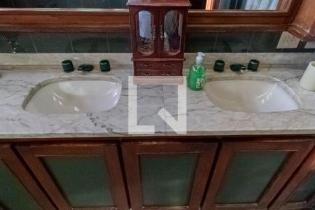 Casa à venda com 640m², 4 quartos e 6 vagasBanheiro da suíte 2 - Master