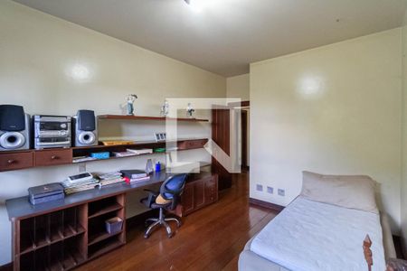 Casa à venda com 640m², 4 quartos e 6 vagasSemi suíte 