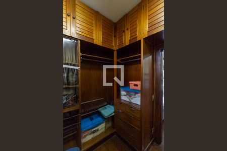Casa à venda com 640m², 4 quartos e 6 vagasCloset da Semi suíte 