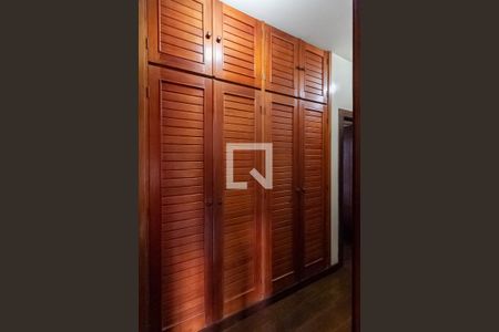 Casa à venda com 640m², 4 quartos e 6 vagasCorredor