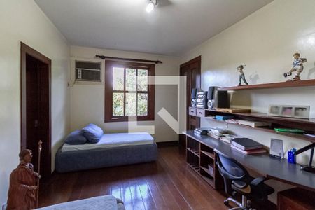 Casa à venda com 640m², 4 quartos e 6 vagasSemi suíte 