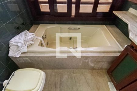 Casa à venda com 640m², 4 quartos e 6 vagasBanheiro da suíte 2 - Master