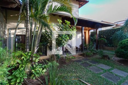 Casa à venda com 640m², 4 quartos e 6 vagasEntrada