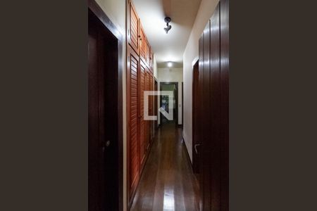 Casa à venda com 640m², 4 quartos e 6 vagasCorredor