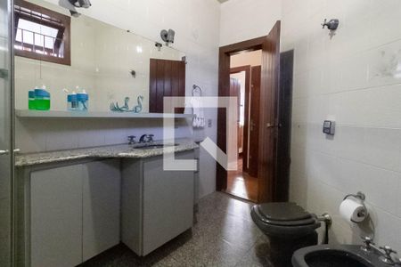 Casa à venda com 640m², 4 quartos e 6 vagasBanheiro social e da semi suíte 