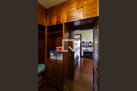 Casa à venda com 640m², 4 quartos e 6 vagasCloset da Semi suíte 