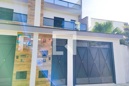 Casa à venda com 195m², 3 quartos e 4 vagas Casa à venda com 195m², 3 quartos e 4 vagasFachada