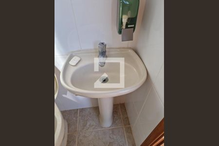 Casa à venda com 250m², 3 quartos e 2 vagas Casa à venda com 250m², 3 quartos e 2 vagasBanheiro Piscina e Churrasqueira