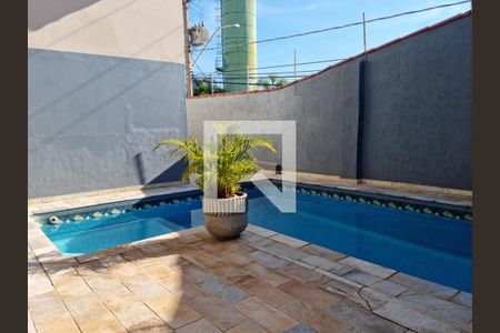 Casa à venda com 250m², 3 quartos e 2 vagas Casa à venda com 250m², 3 quartos e 2 vagasPiscina