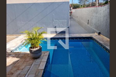 Casa à venda com 250m², 3 quartos e 2 vagas Casa à venda com 250m², 3 quartos e 2 vagasPiscina