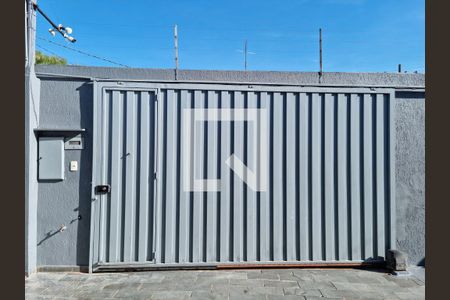 Casa à venda com 250m², 3 quartos e 2 vagas Casa à venda com 250m², 3 quartos e 2 vagasPortão da Garagem