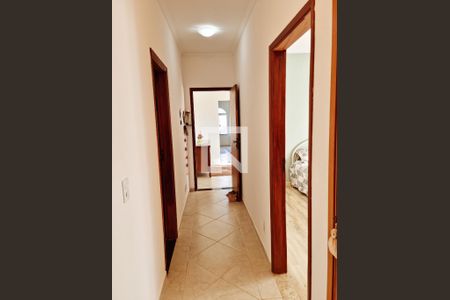 Casa à venda com 250m², 3 quartos e 2 vagas Casa à venda com 250m², 3 quartos e 2 vagasCorredor