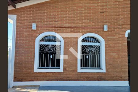 Casa à venda com 250m², 3 quartos e 2 vagas Casa à venda com 250m², 3 quartos e 2 vagasFachada