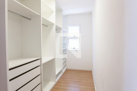 Casa de condomínio à venda com 170m², 3 quartos e 3 vagas Casa de condomínio à venda com 170m², 3 quartos e 3 vagascloset da Suíte