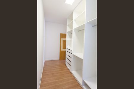 Casa de condomínio à venda com 170m², 3 quartos e 3 vagas Casa de condomínio à venda com 170m², 3 quartos e 3 vagascloset da Suíte