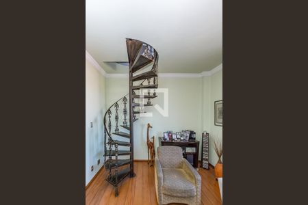 Apartamento à venda com 216m², 4 quartos e 2 vagas Apartamento à venda com 216m², 4 quartos e 2 vagasEscada