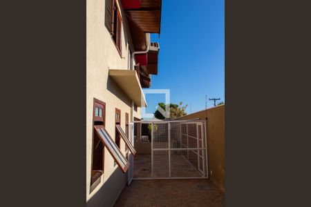 Casa à venda com 290m², 4 quartos e 4 vagas Casa à venda com 290m², 4 quartos e 4 vagasÁREA EXTERNA LATERAL